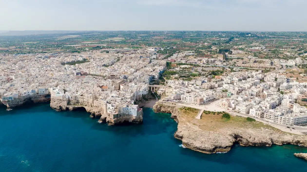 Polignano a Mare con le case sulla scogliera